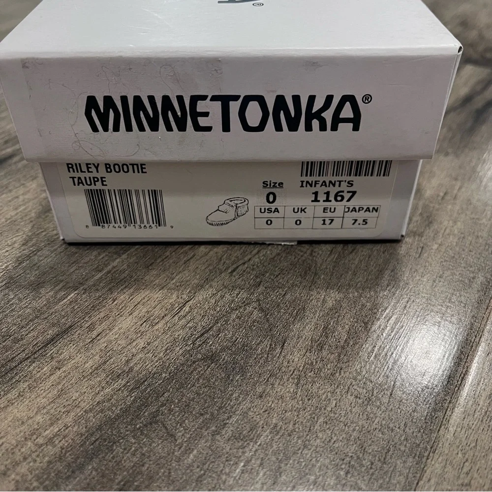 MINNETONKA Riley Bootie 1167 Tan fringed moccasins , size 0 , NIB New